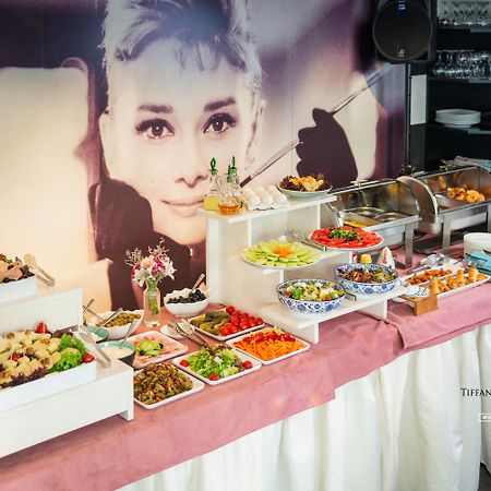 River Side Hotel Tbilisi Exteriér fotografie A buffet