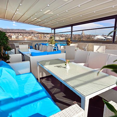 River Side Hotel Tbilisi Exteriér fotografie A 3D rendering of a balcony