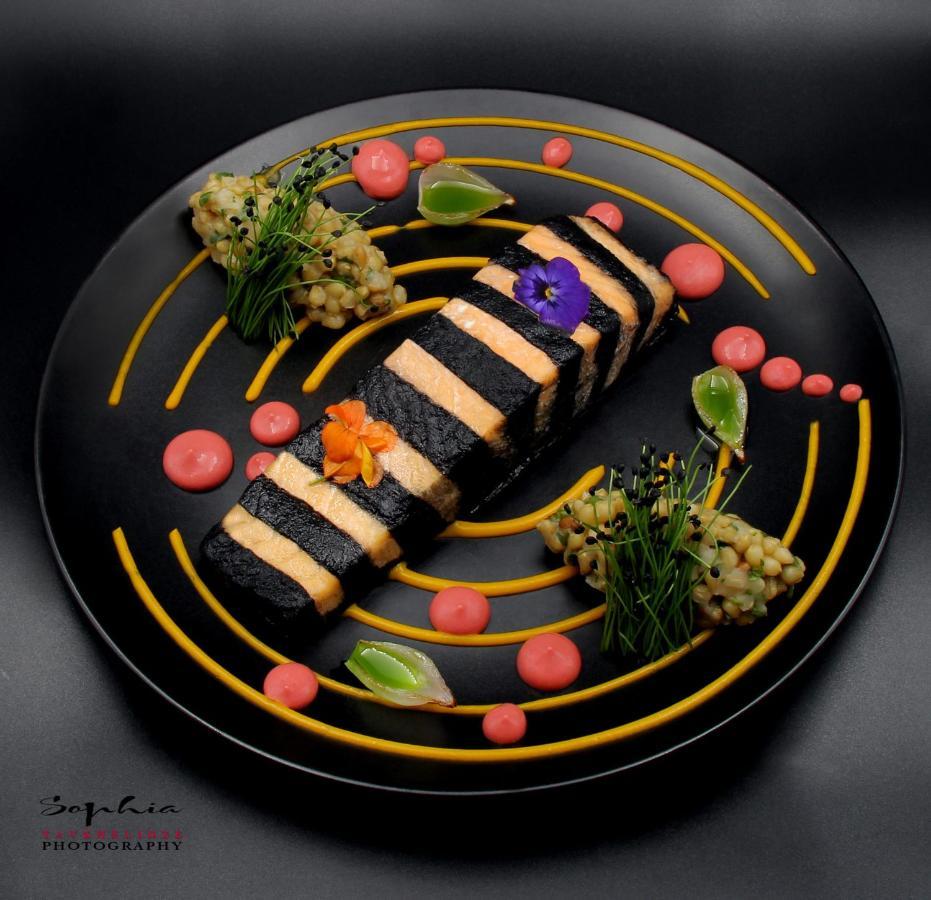 River Side Hotel Tbilisi Exteriér fotografie A sushi cake
