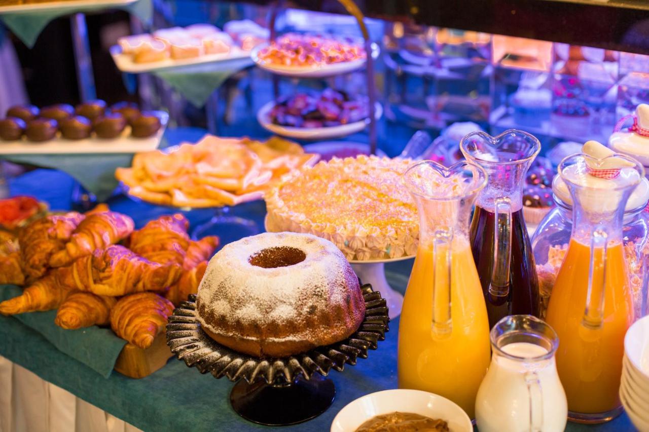 River Side Hotel Tbilisi Exteriér fotografie A selection of breakfast items