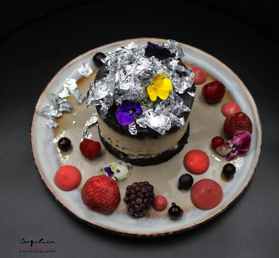 River Side Hotel Tbilisi Exteriér fotografie A chocolate cake with edible silver leaf