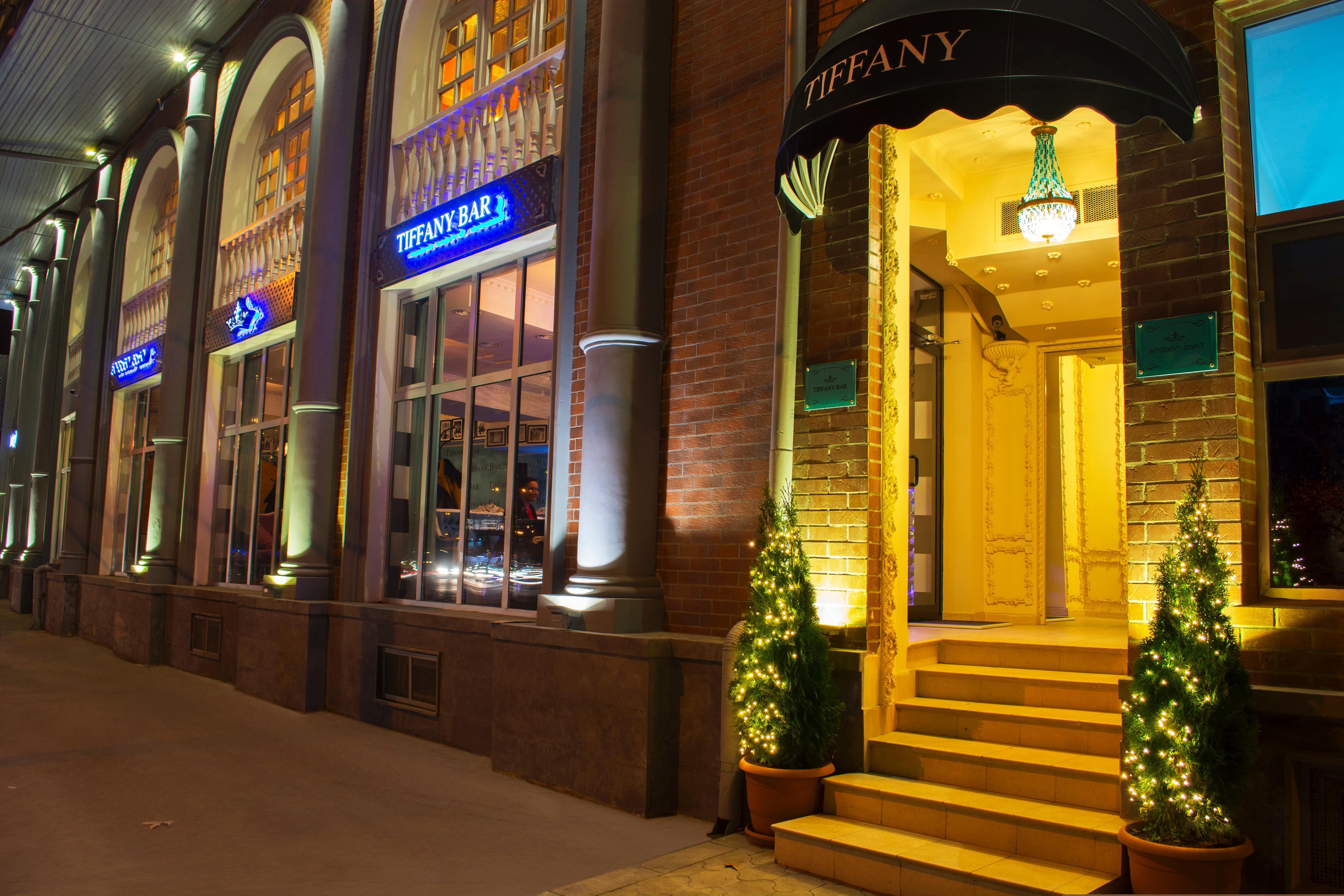 River Side Hotel Tbilisi Exteriér fotografie Tiffany's entrance on 7th Avenue