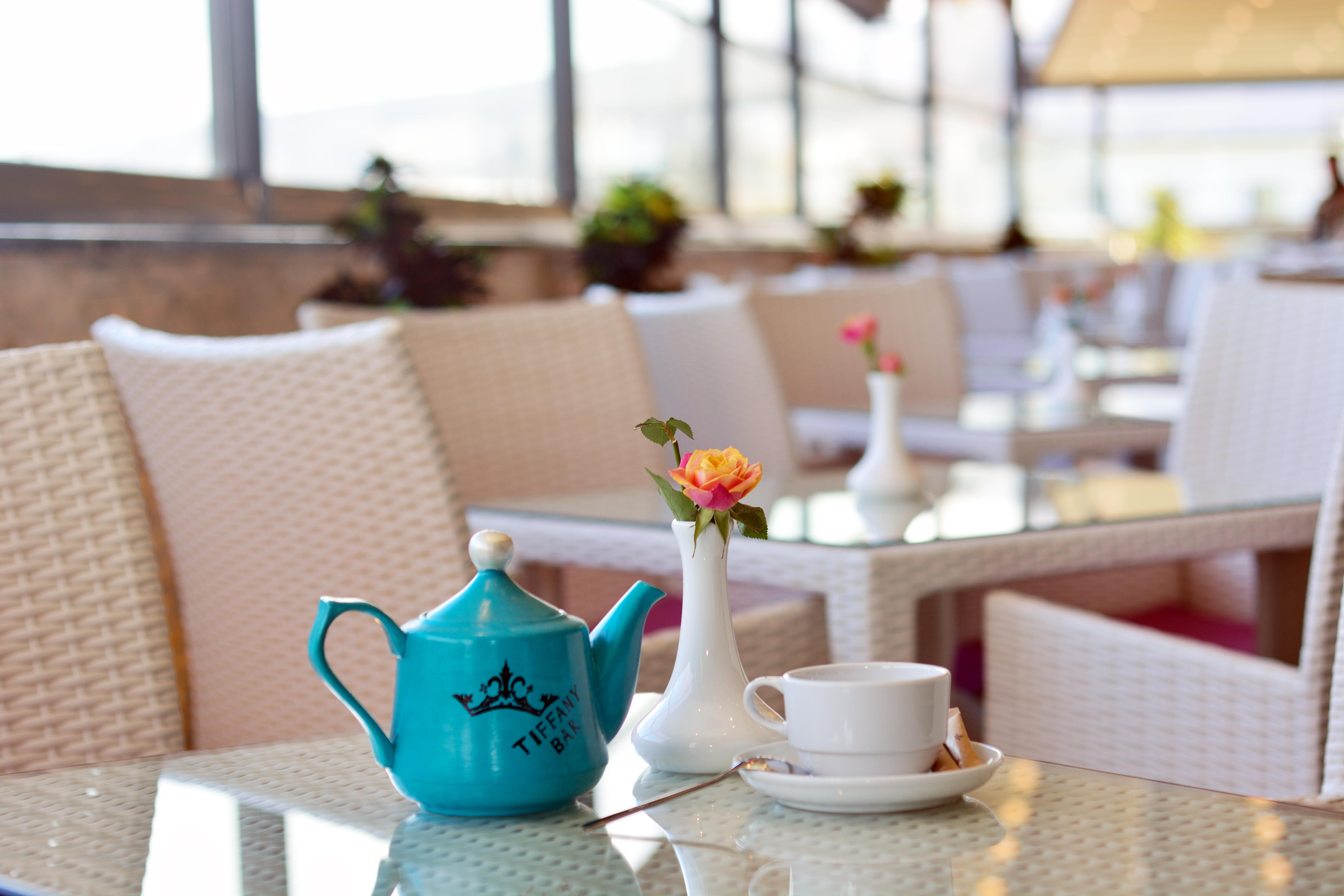 River Side Hotel Tbilisi Exteriér fotografie Tea time at the hotel