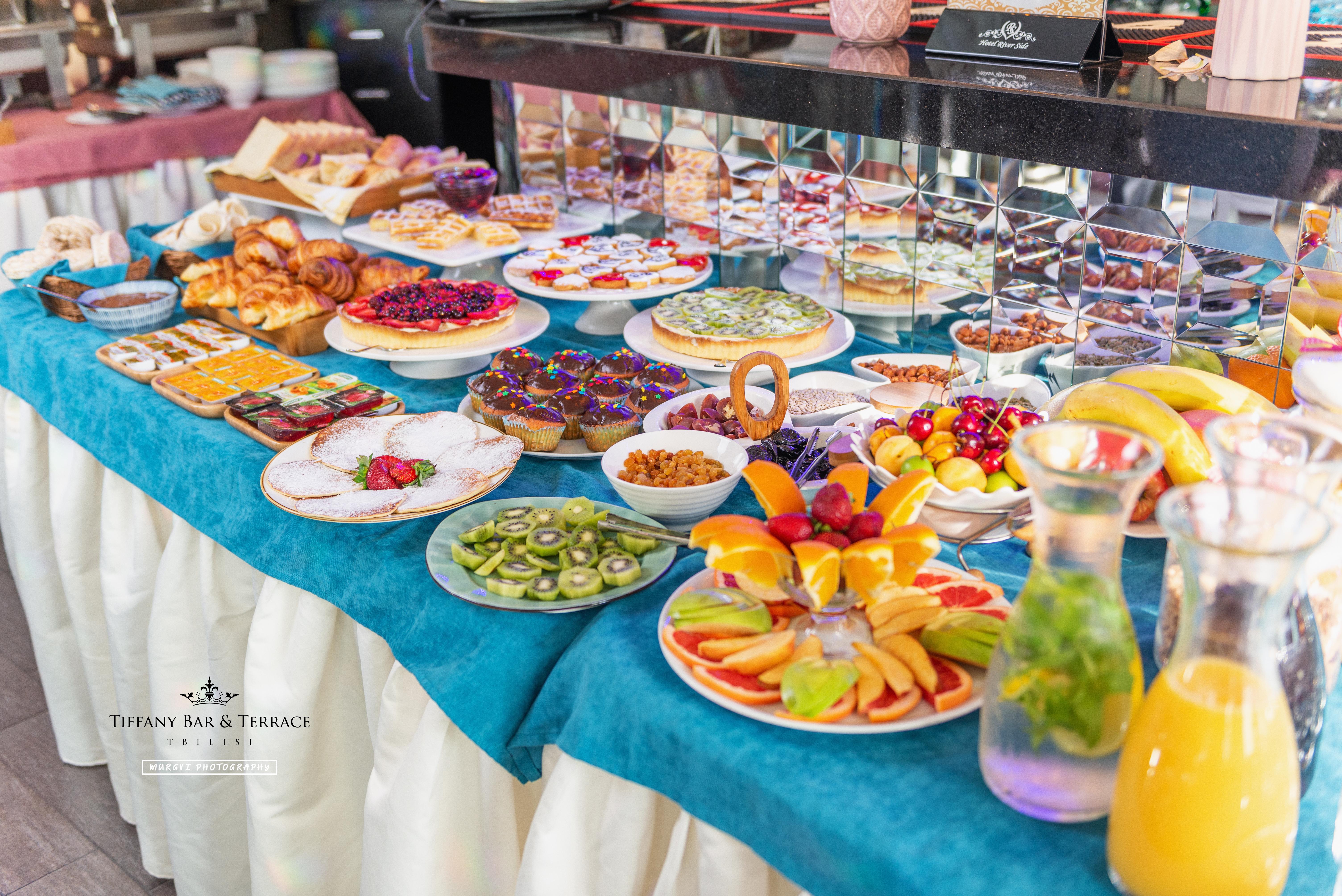 River Side Hotel Tbilisi Exteriér fotografie A buffet