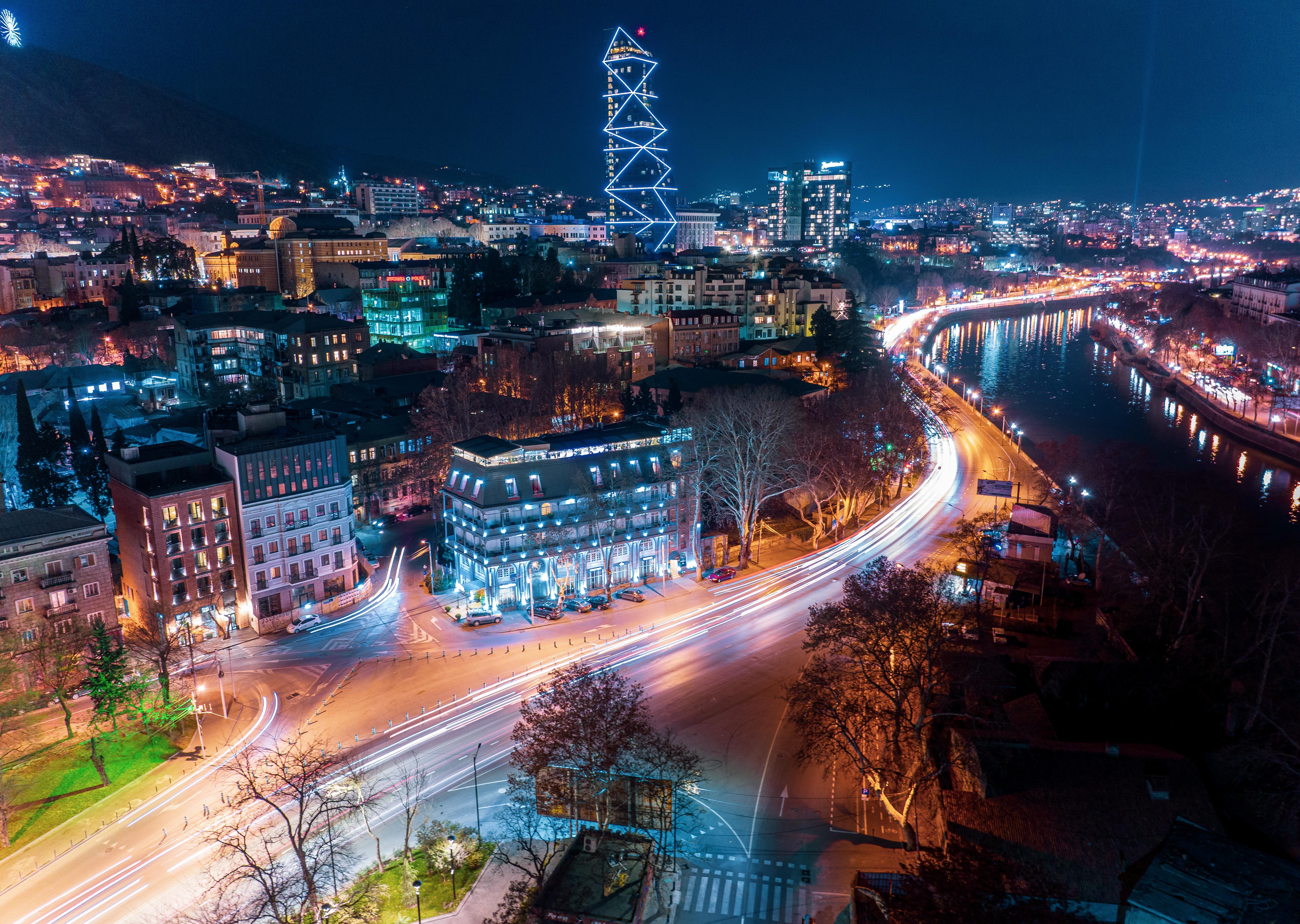 River Side Hotel Tbilisi Exteriér fotografie The tower at night