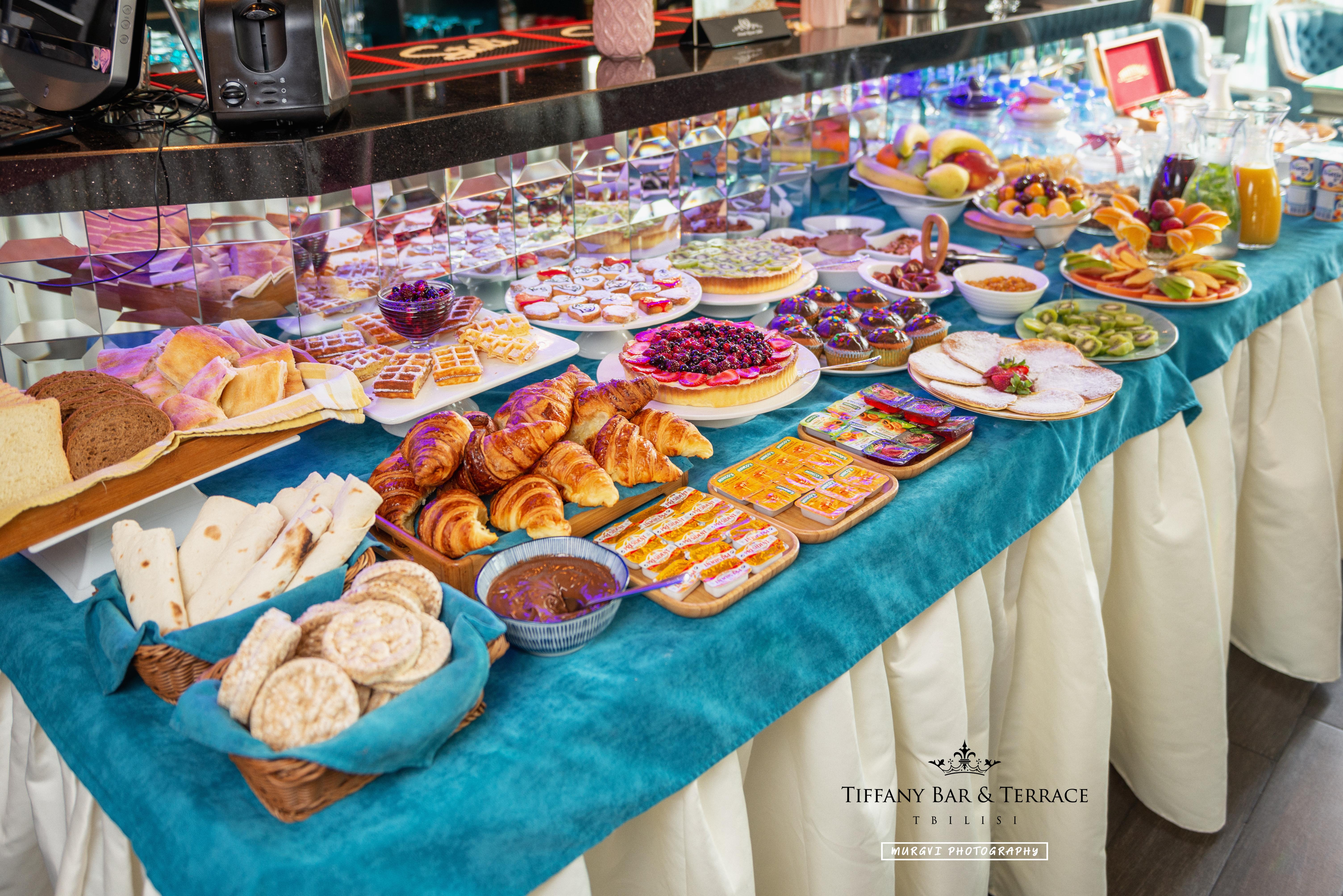 River Side Hotel Tbilisi Exteriér fotografie A buffet at a hotel