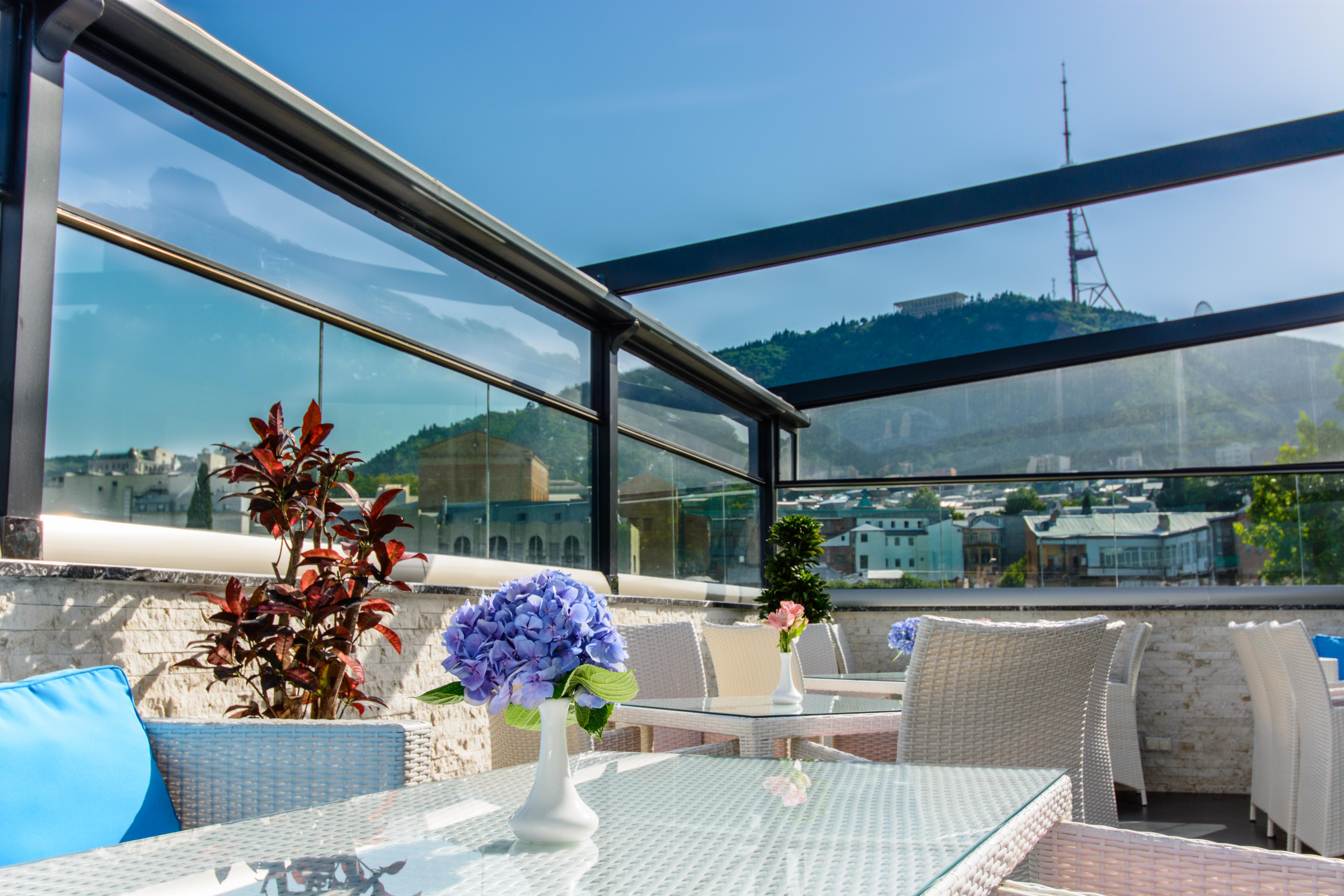River Side Hotel Tbilisi Exteriér fotografie The Sky Bar