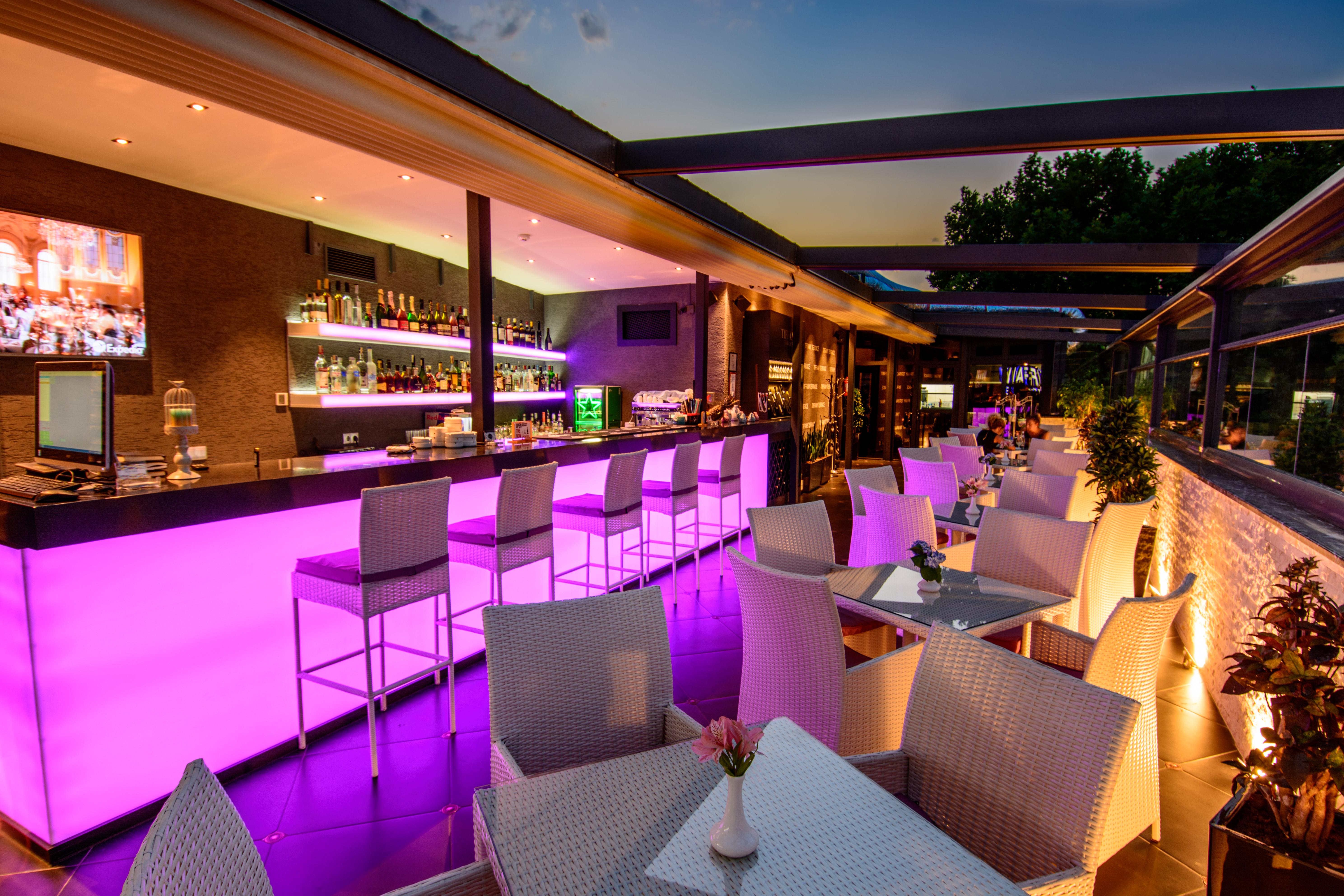 River Side Hotel Tbilisi Exteriér fotografie The bar at the Sky Bar