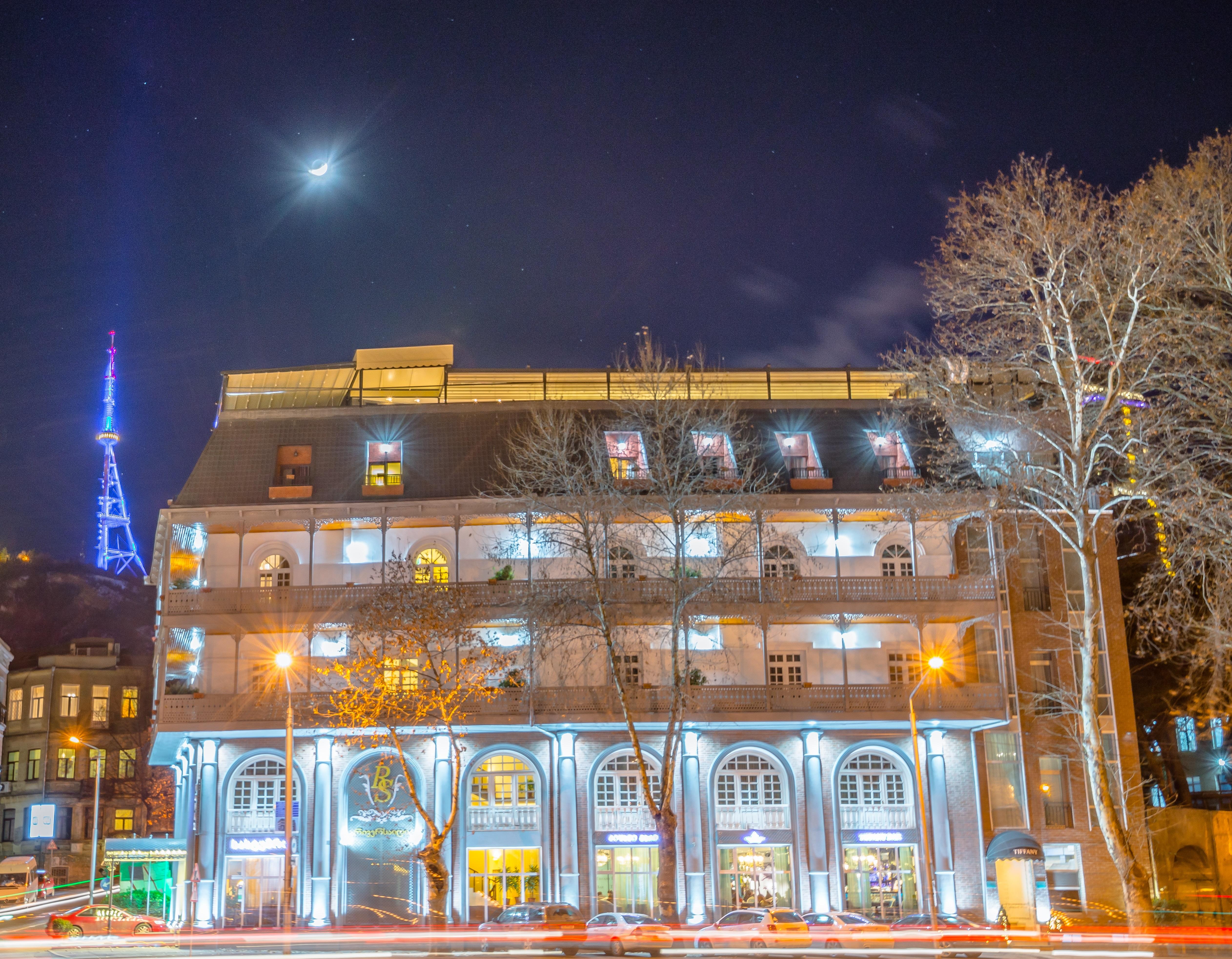 River Side Hotel Tbilisi Exteriér fotografie The building of the National Museum of Georgia