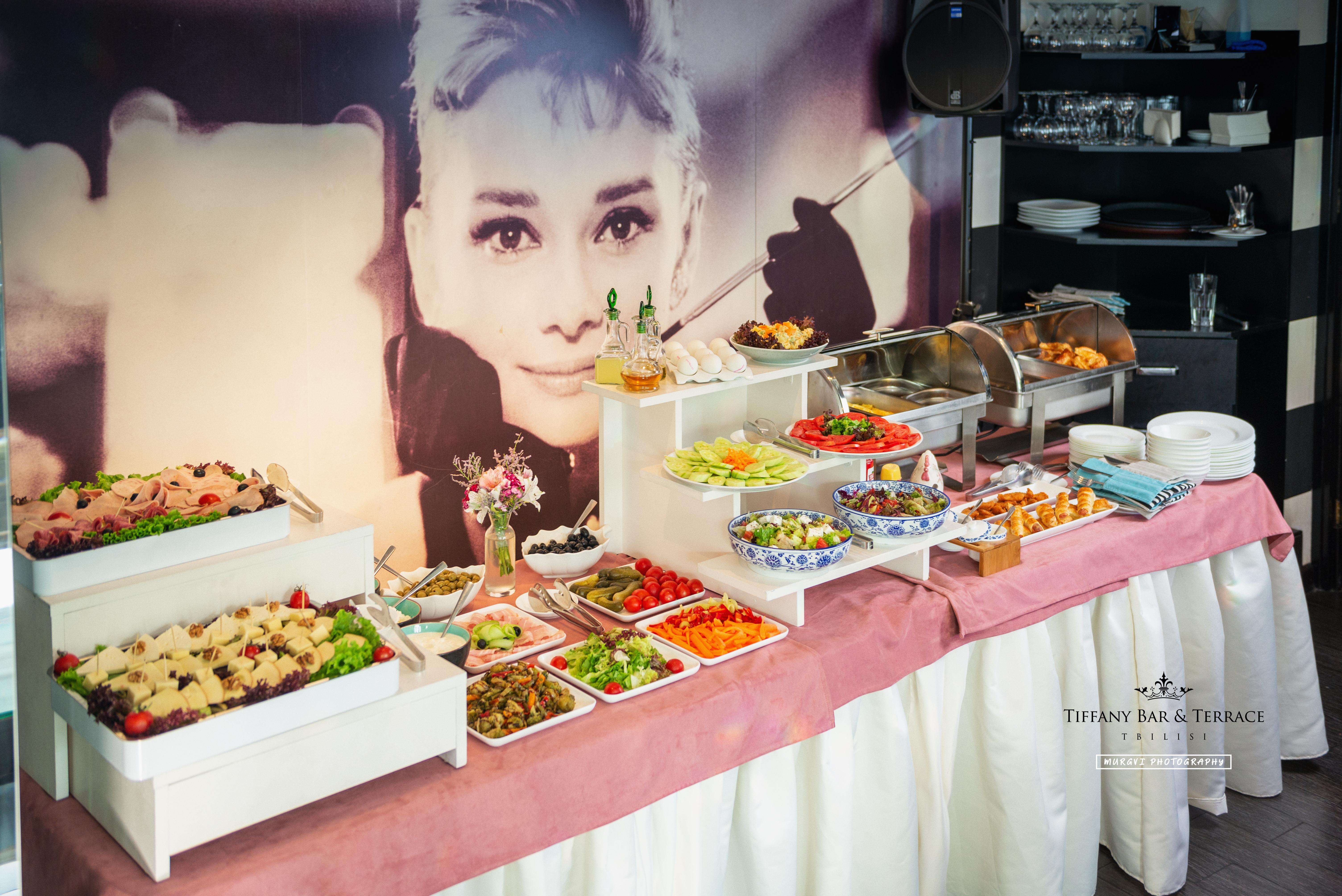 River Side Hotel Tbilisi Exteriér fotografie A buffet