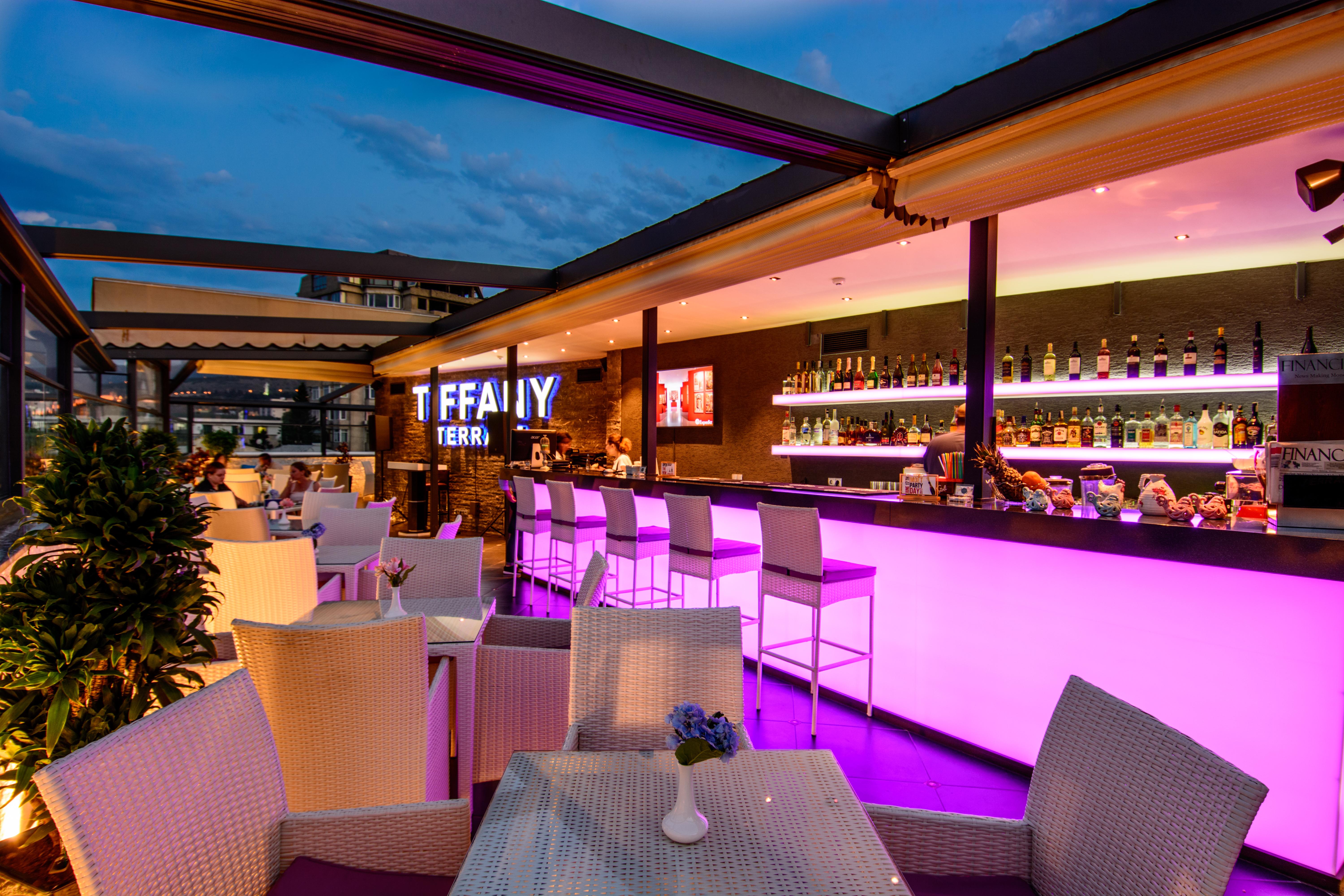 River Side Hotel Tbilisi Exteriér fotografie The bar at the top of the hotel