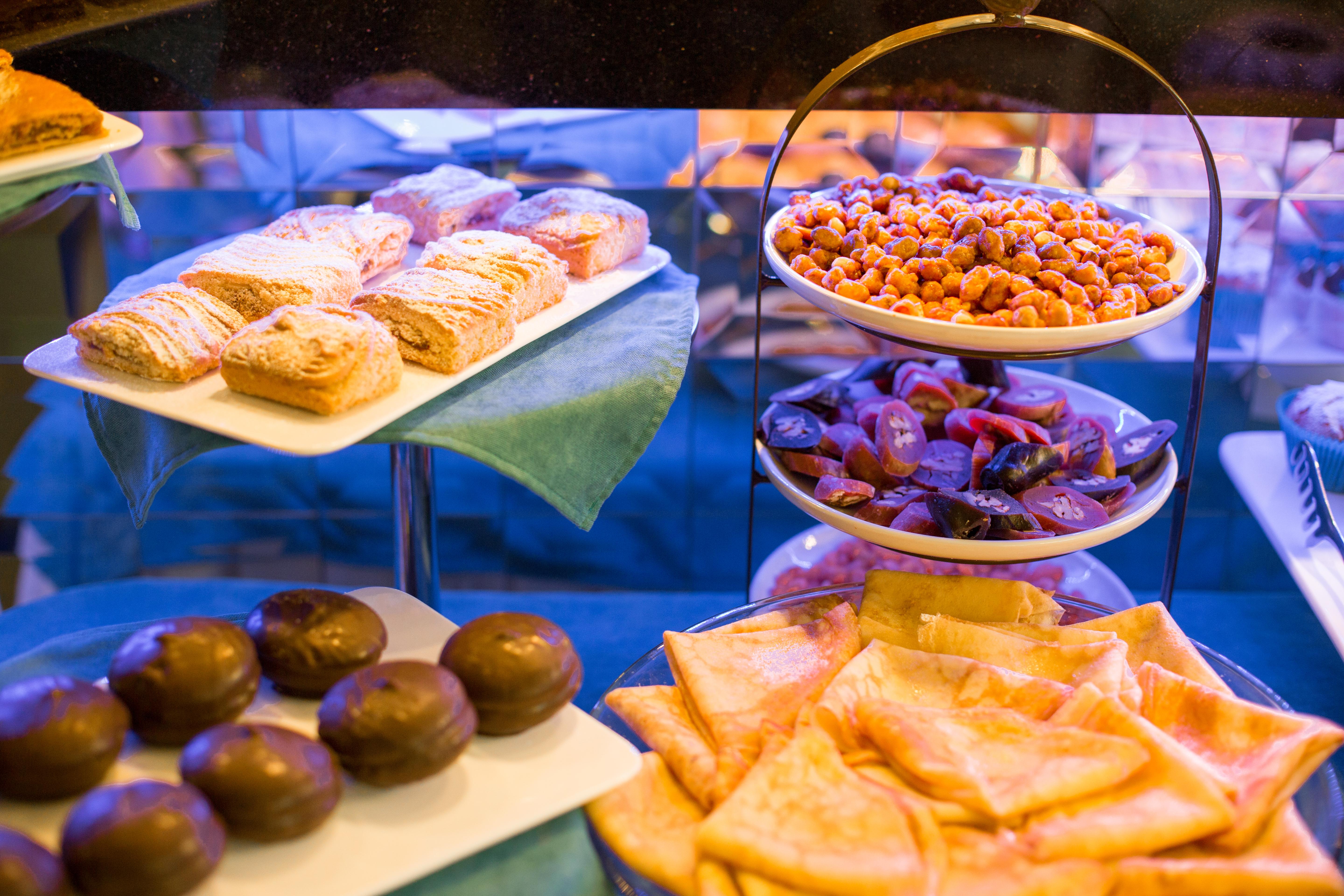 River Side Hotel Tbilisi Exteriér fotografie A display of pastries and other snacks at a bakery in Madrid, Spain