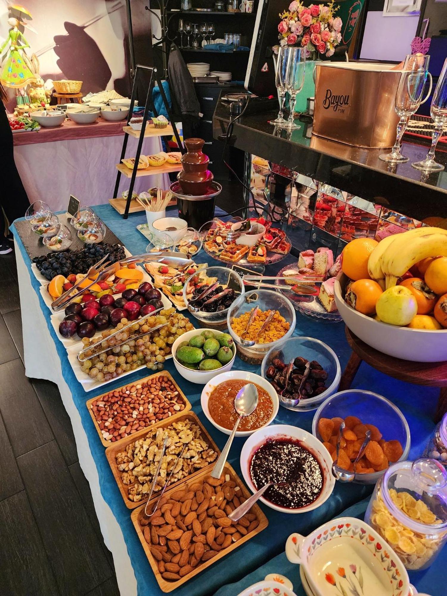 River Side Hotel Tbilisi Exteriér fotografie A fruit salad bar