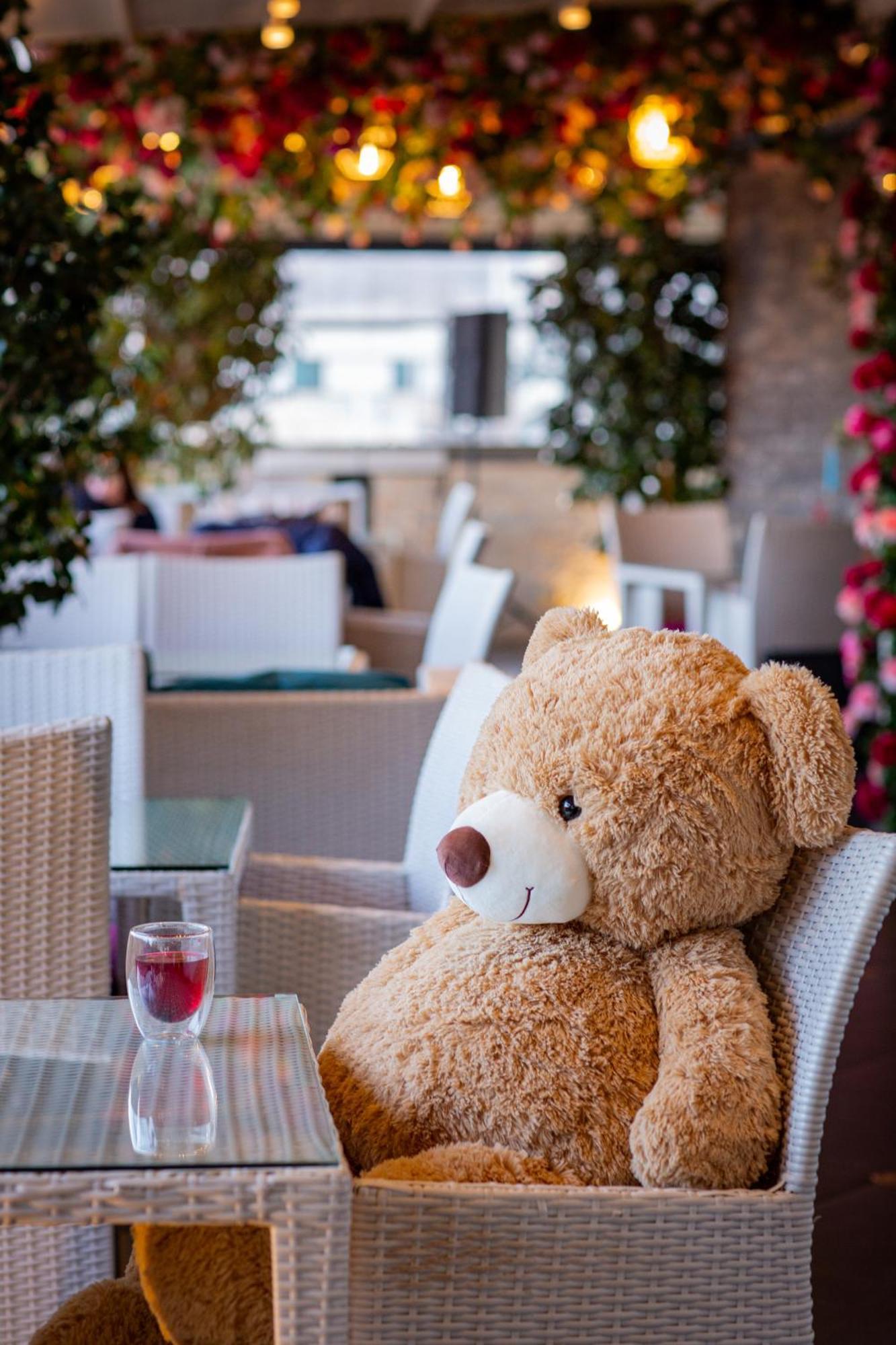 River Side Hotel Tbilisi Exteriér fotografie Teddy bear