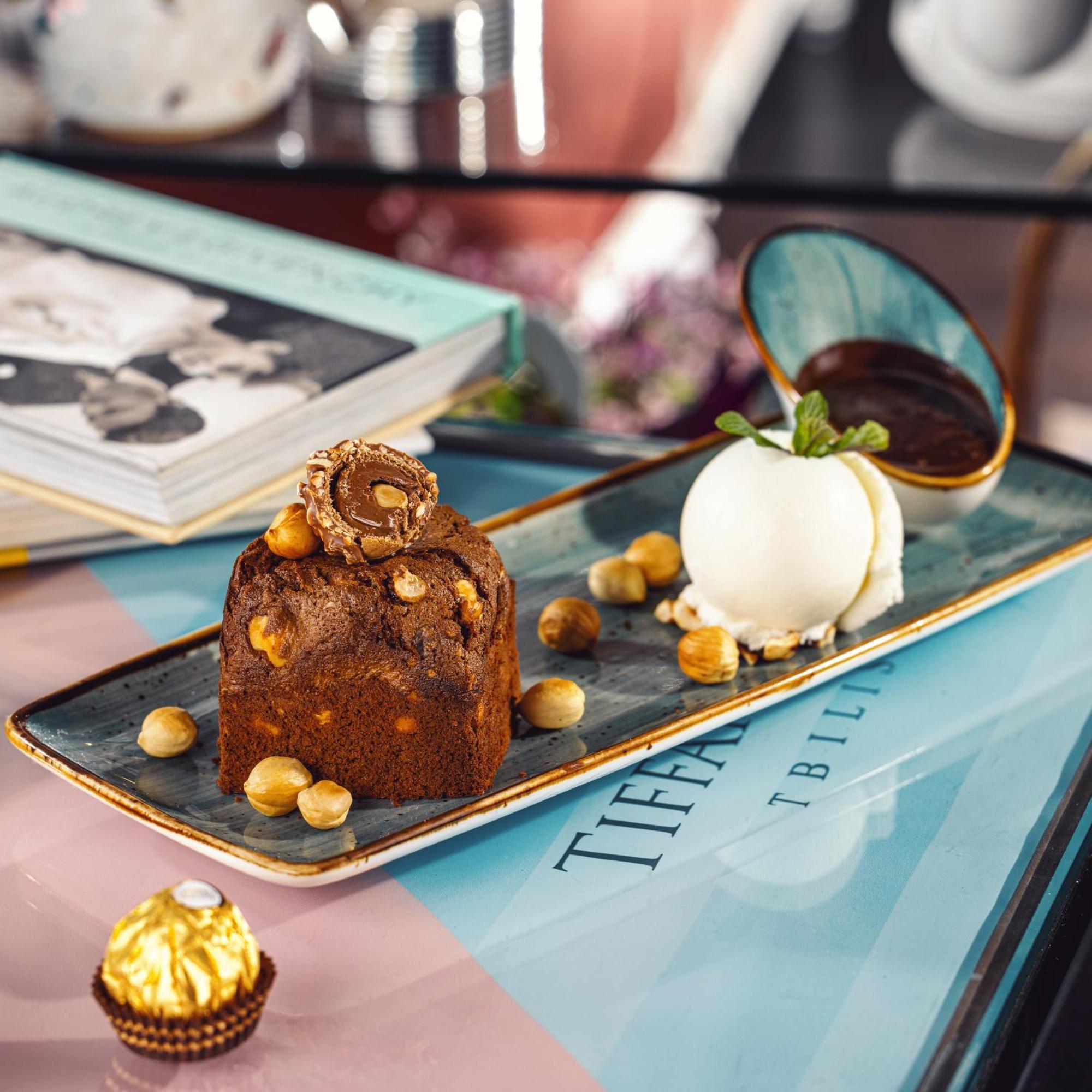 River Side Hotel Tbilisi Exteriér fotografie A dessert at Tiffany's