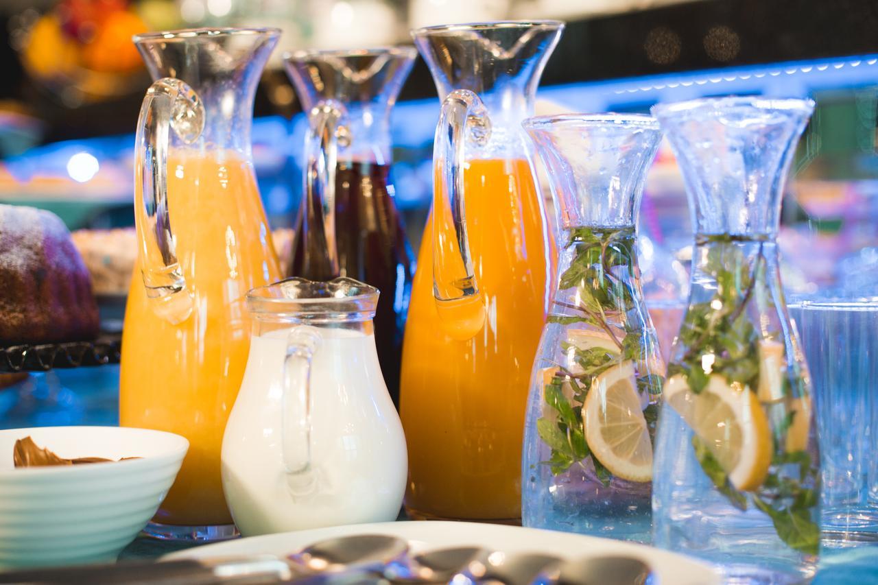 River Side Hotel Tbilisi Exteriér fotografie Orange juice